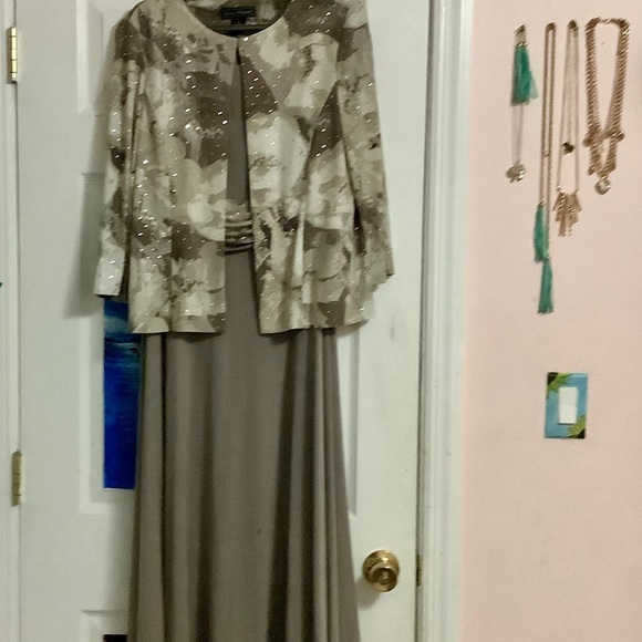 Formal dress - Picture 2 of 2